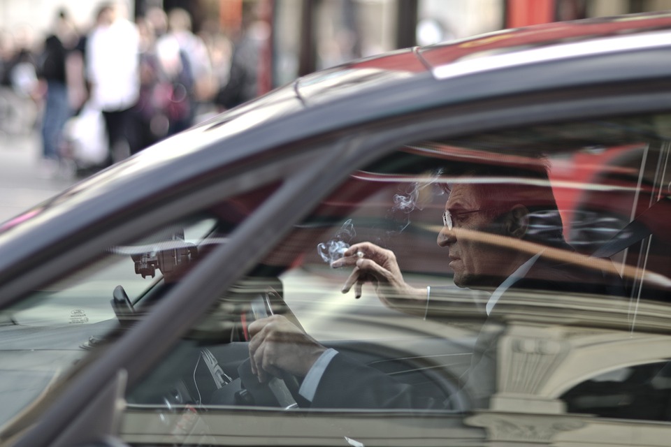 Přítel si koupil nové auto.