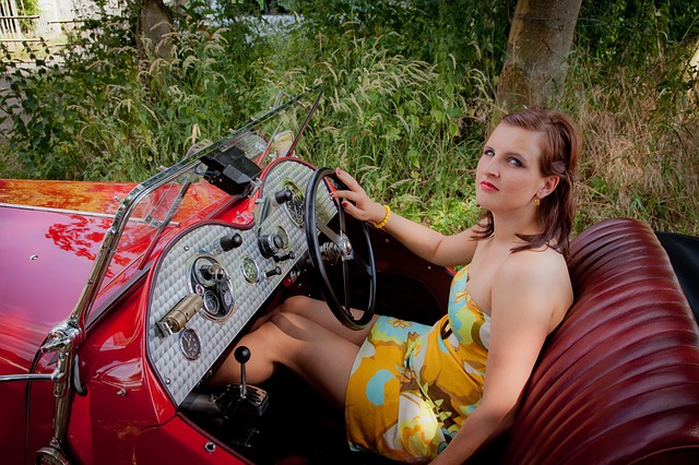 žena řídí starý sportovní vůz.jpg