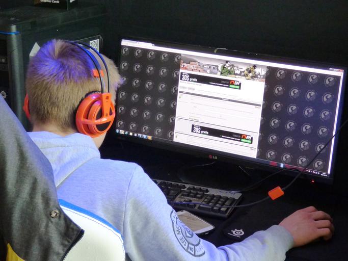 muž před monitorem